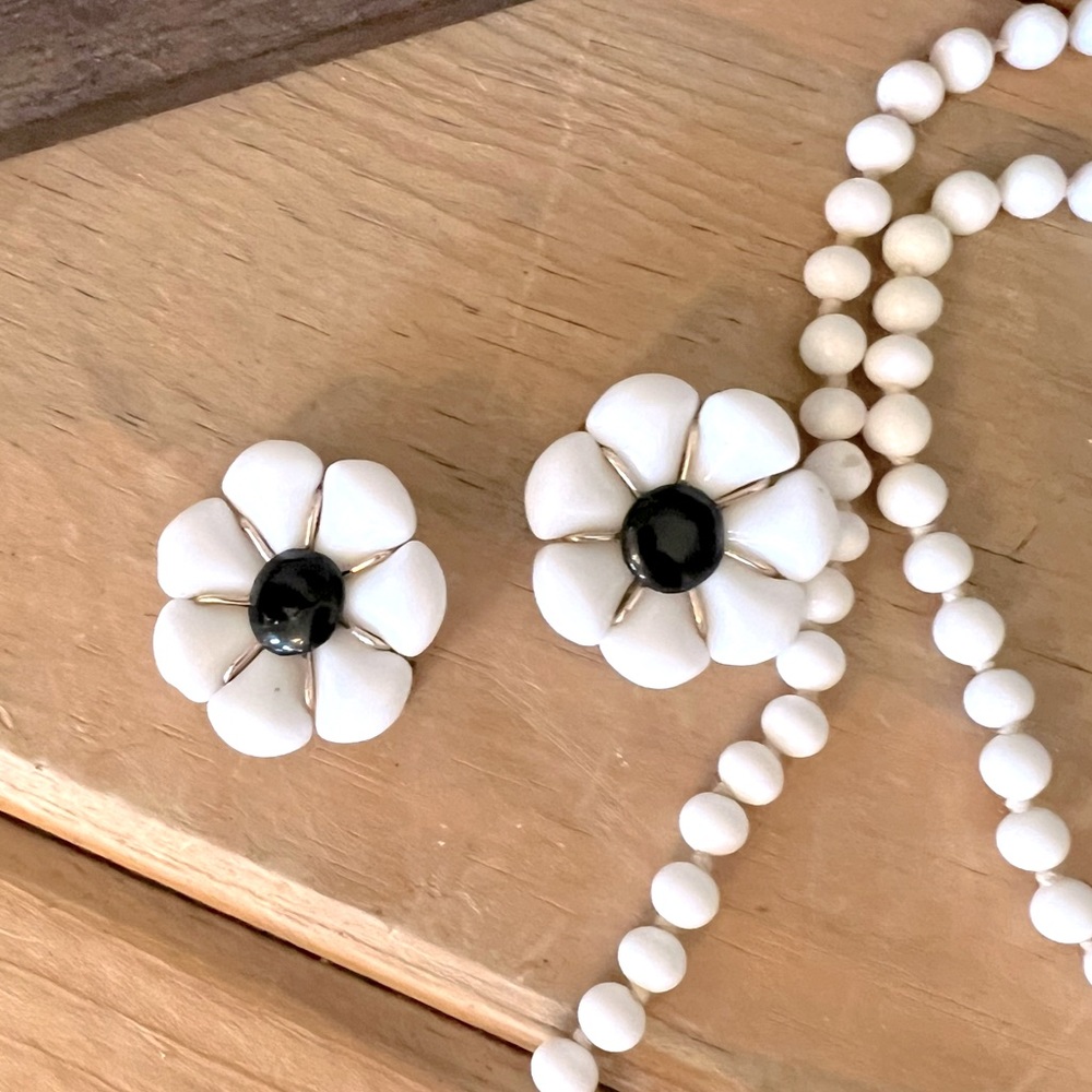 Vintage Milk Glass Black And White Daisy 🌼 Clip On Earrings